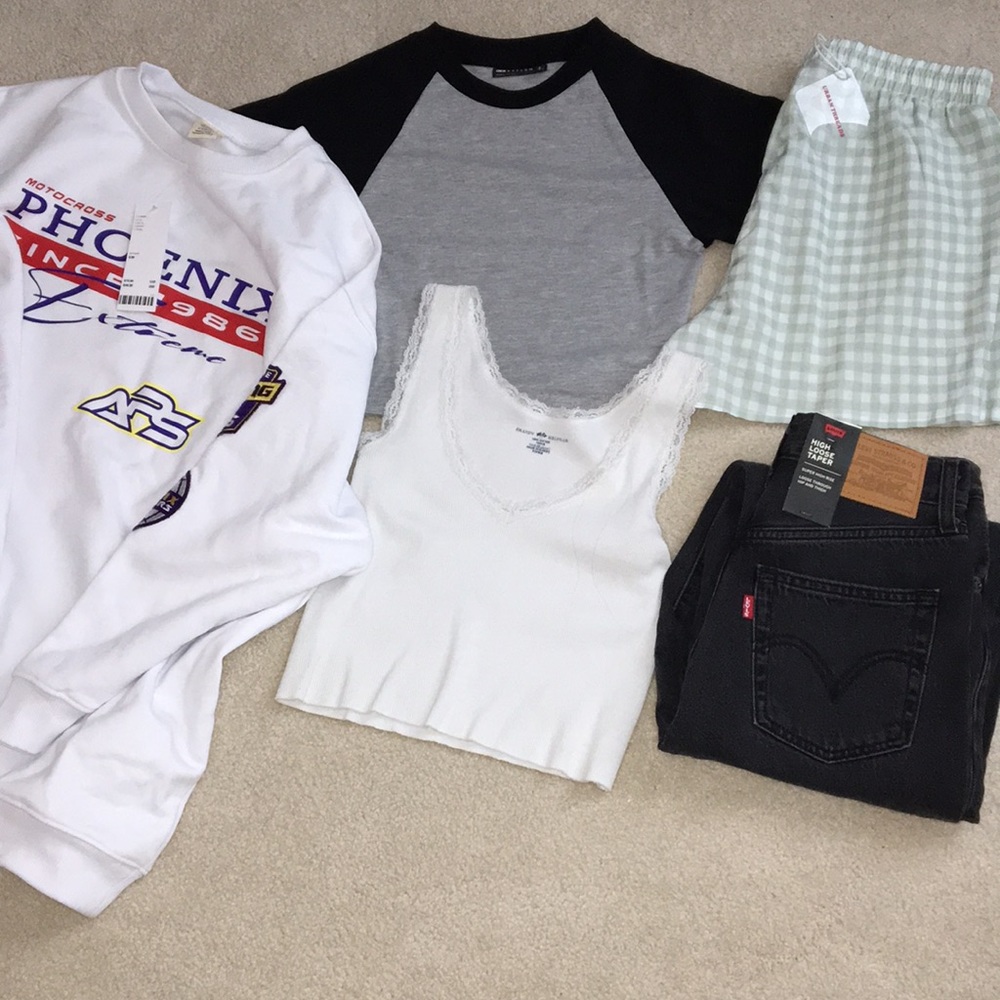 Trendy clothing mystery bundle - Picture 2 of 3